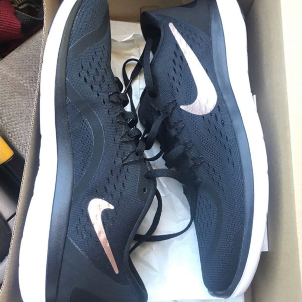 Women Size 9 Nike Flex 2017